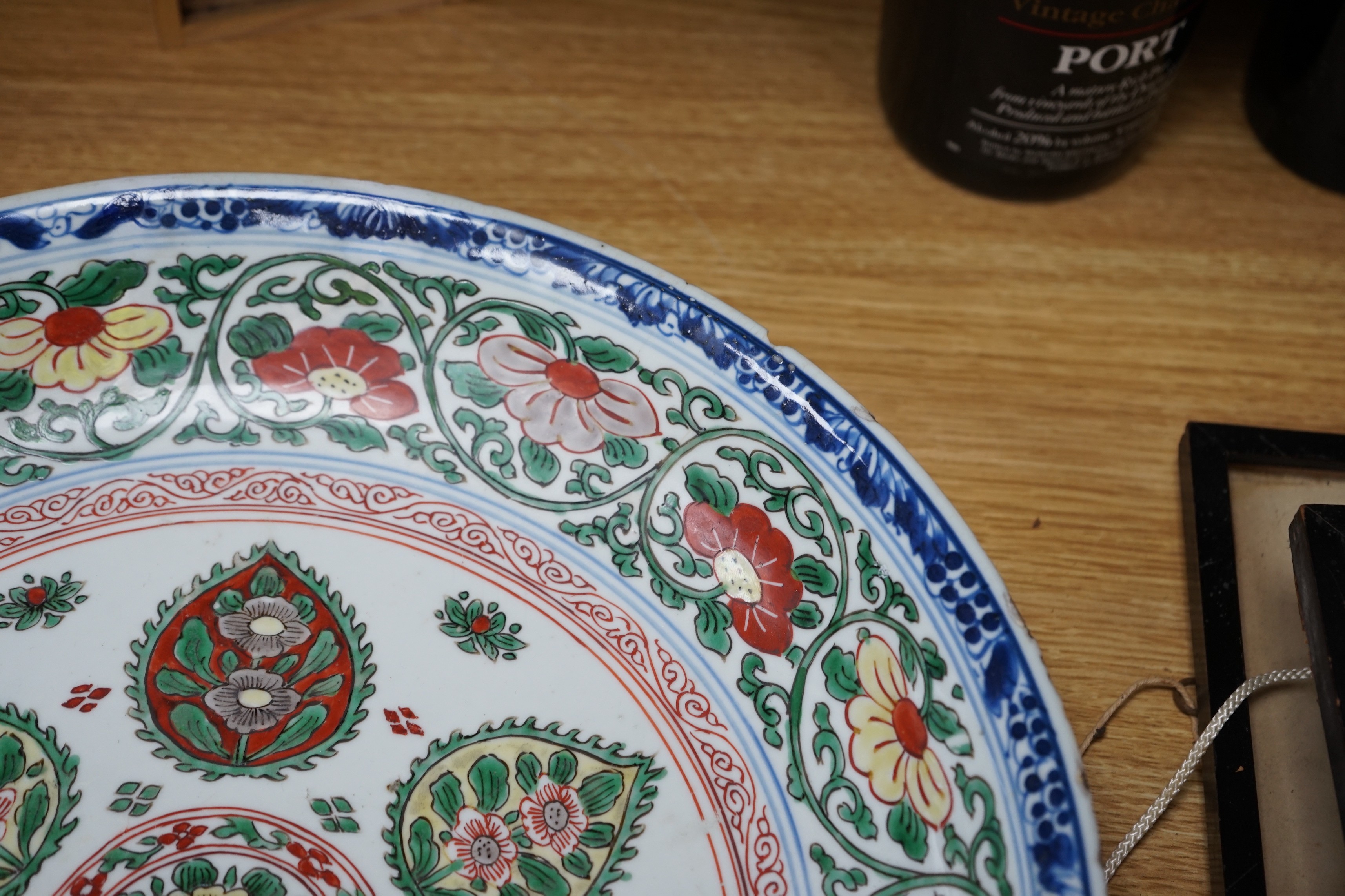 A Chinese famille verte charger, Kangxi period 38cm diameter